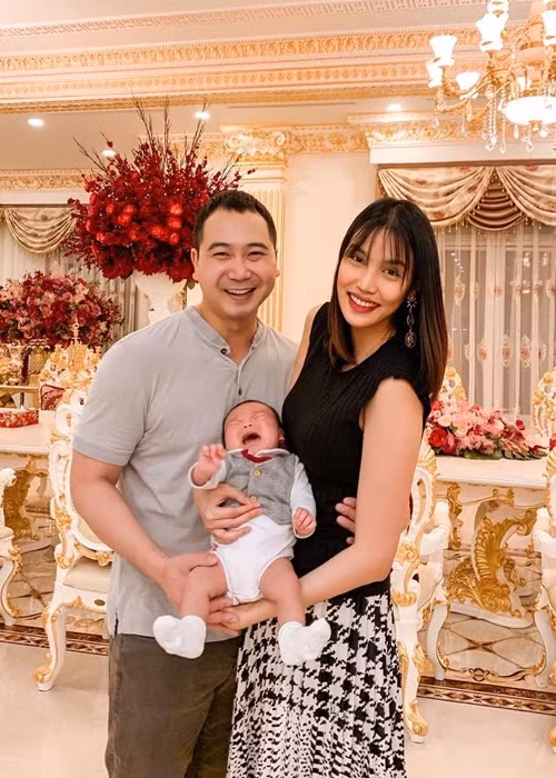 Hạnh phúc của Lan Khuê và Tuấn John thêm viên mãn khi cặp đôi chào đón con trai đầu lòng vào năm 2019.