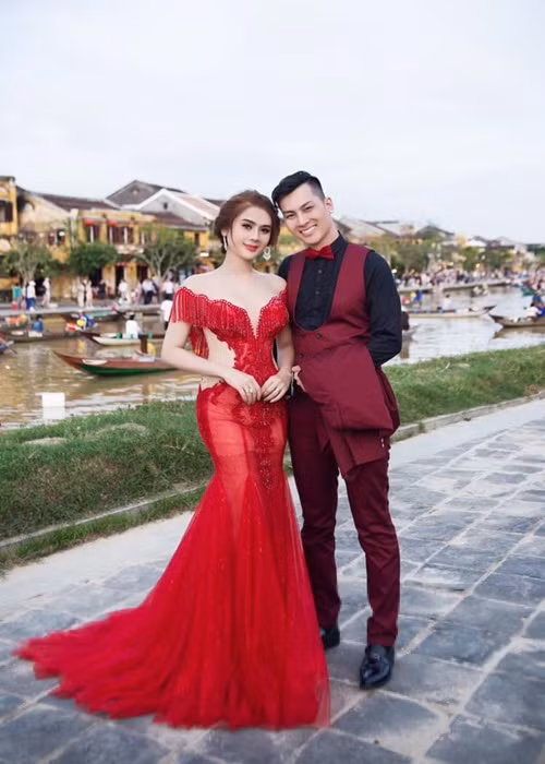 Vẻ ngoài điển trai giúp Phi Hùng chinh phục được trái tim của Lâm Khánh Chi. Ảnh: Dân Việt