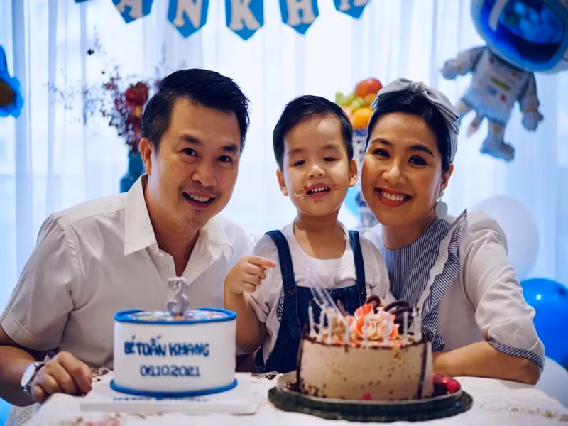 Vợ chồng Lê Khánh san sẻ việc chăm sóc con. Cặp đôi còn thường hâm nóng tình cảm bằng việc đi ăn nhà hàng, tặng hoa, đi xem phim, du lịch, nói lời ngọt ngào.