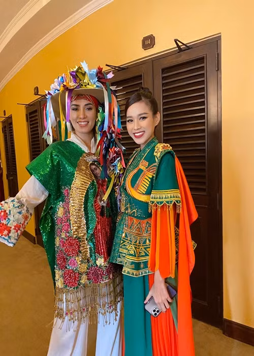 Đại diện Việt Nam gặp một số sự cố nhỏ khi tham gia Miss World như bị ong đốt vào lòng bàn chân lúc ghi hình cho phần thi người đẹp biển hay chân bị trầy xước do đi giày cao gót quá nhiều.