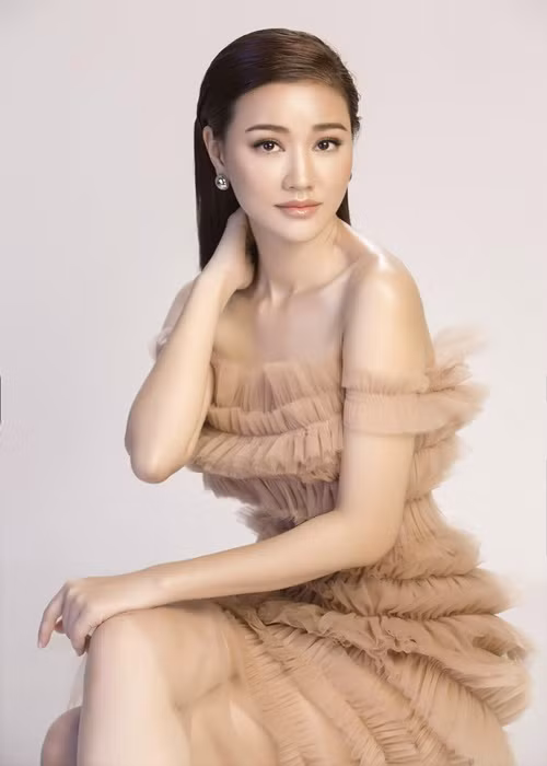 Hiện tại, nữ ca sĩ để chuyện tình cảm thuận theo tự nhiên.