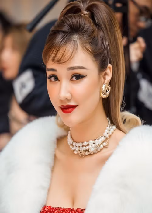 Nữ ca sĩ Maya đang làm mẹ đơn thân. Con gái của cô tên Bồ Câu, chào đời vào đầu năm 2015.