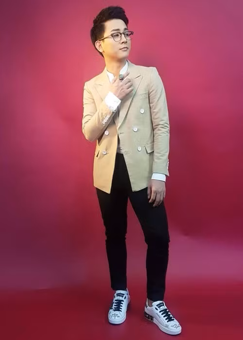 Nổi tiếng chỉ sau thời gian ngắn tham gia Gương mặt thân quen, Hoài Lâm thú nhận gặp áp lực. Anh không quen và bị choáng ngợp trước ánh hào quang. Nam ca sĩ cảm thấy sự nổi tiếng khiến bản thân mất đi sự thoải mái ngay cả khi đem tiếng hát tới cho khán giả. Ảnh: FB Hoài Lâm