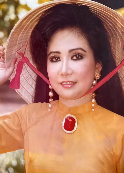 Sự ra đi của nghệ sĩ Kim Huệ khiến nghệ sĩ Thanh Điền đau đớn. Trên trang cá nhân, ông viết lời vĩnh biệt gửi đến vợ: “Cuộc hành trình này không kết thúc ở đây đâu em. Dẫu biết đó là một con đường mà tất cả chúng ta... phải đi. Anh xin lỗi vì đã không giữ được em, Huệ ơi! Sao em nỡ bỏ anh... Anh đau lòng lắm khi thấy đôi mắt em nhìn hoa lệ vào anh rồi lịm tắt, dù anh thương em mười phần, cũng không ngăn nổi dù chỉ một lần em đi. Em gặp ba má và con ở thế giới bên kia an nhiên và bình thản đi vào một cõi khác nhé. Anh nốt cho em đôi dòng sau cuối vào cuộc sống hữu hạn này của chúng mình và tình yêu của anh đối với em là bất tử, sự ra đi bất biến này chỉ là một chân trời và một đường chân trời không gì cứu vãn được giới hạn tầm nhìn của chúng ta. Em ơi”. Ảnh: FB Thanh Điền