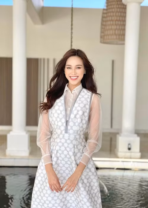 Do Thi Ha dao bien truoc khi roi Miss World 2021
