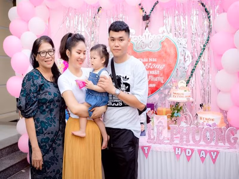 Lê Phương chia sẻ, gia đình chồng, cụ thể là mẹ chồng thương cô hơn cả Trung Kiên. “Mỗi khi vợ chồng có tranh cãi về vấn đề gì mà cần đến ý kiến người lớn thì mẹ chồng lúc nào cũng bênh vực tôi”, Lê Phương chia sẻ trên Eva. Ảnh: FB Lê Phương