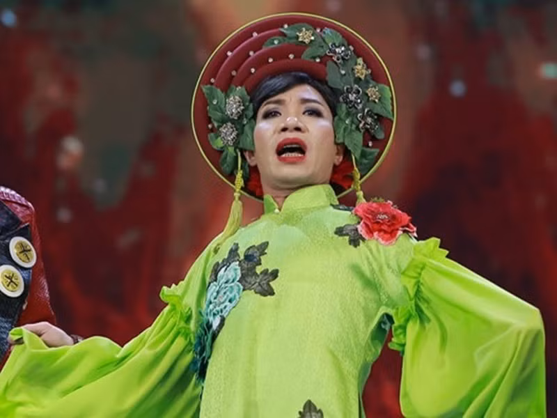 Khán giả ấn tượng với nhân vật của Công Lý không chỉ bởi tạo hình mà còn bởi các phát ngôn bá đạo. "Lần sau có ăn thì ăn cái bánh mỏng mỏng thôi, đừng ăn bánh dày rồi mang vạ"; "Không nhiều, chỉ thường xuyên thôi"; "Cỗ nào chẳng có thịt gà, đàn ông phải có đàn bà mới vui" là những câu nói ấn tượng của “cô Đẩu”. Ảnh: Zing