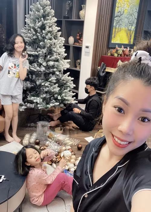 Hồng Đăng cùng vợ con trang trí cây thông Noel mùa Giáng sinh.