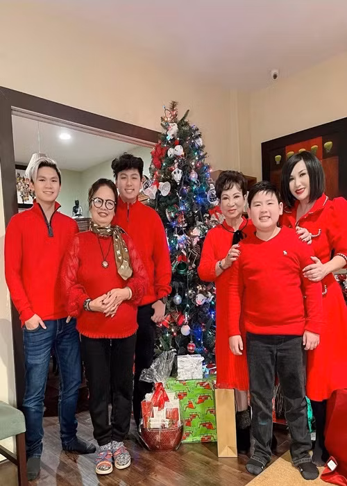Trizzie Phương Trinh - vợ cũ của Bằng Kiều đưa mẹ đẻ và các con sang nhà mẹ chồng cũ để đón Giáng sinh ở Mỹ.