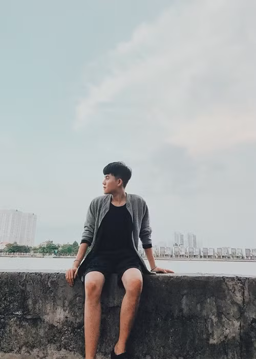 Nam ca sĩ sớm phải mưu sinh kiếm sống. Ảnh: FB Chí Thành