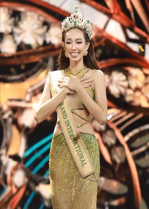 Tối ngày 4/12, đại diện Việt Nam Nguyễn Thúc Thùy Tiên đăng quang Miss Grand International 2021 - Hoa hậu Hòa bình Quốc tế 2021. Ảnh: FB Kim Duyên