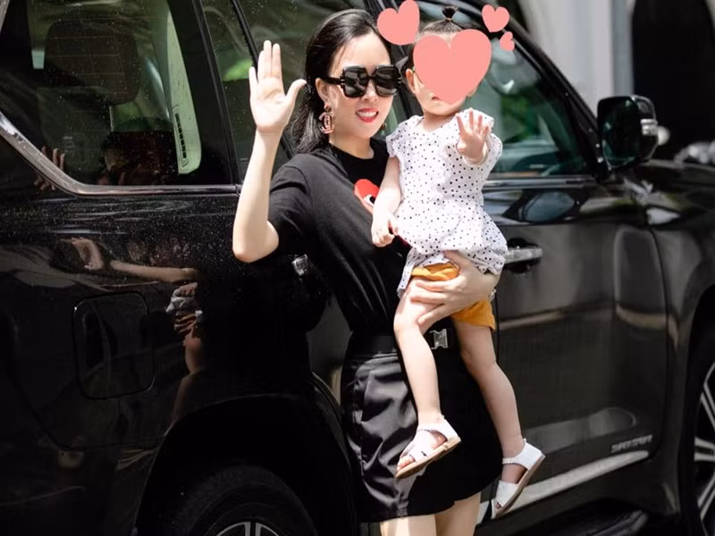 Phượng Chanel đăng tải nhiều hình ảnh bên con gái nhỏ sau khi chia tay Quách Ngọc Ngoan. Ảnh: FB Phượng Chanel
