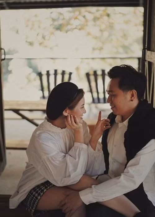 Diễn viên Anh Đức và Uyên Tô công khai hẹn hò đầu năm 2021 thì đến cuối năm chia tay. Hậu đường ai nấy đi, Anh Đức bị Uyên Tô bóc phốt. Trên trang cá nhân, Uyên Tô cho hay, Anh Đức không chỉ yêu cầu cô mua lại 2 chú mèo mà cặp đôi từng nuôi chung mà còn quỵt số tiền anh hứa hẹn sẽ hỗ trợ khi cô chuyển ra khỏi nhà. Ảnh: Instagram Uyên Tô