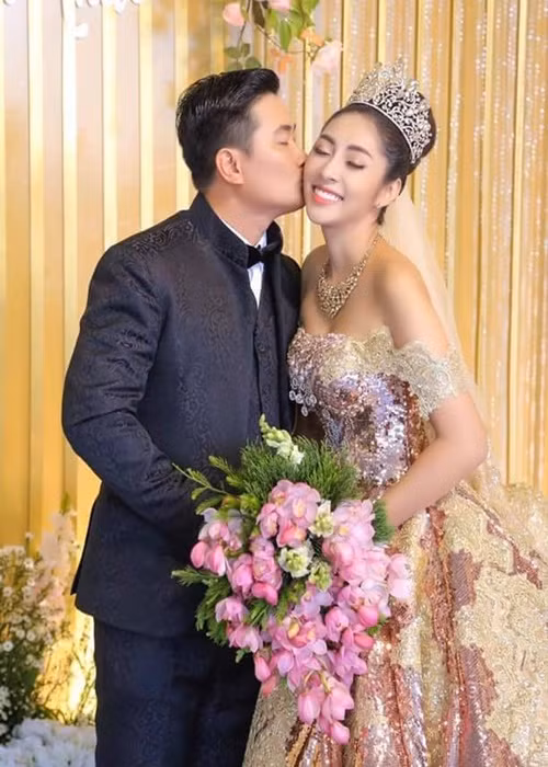 Trước lời tố của Thu Thảo, doanh nhân Phúc Thành thanh minh: “Tôi đi làm ăn, có nhiều mối quan hệ, nên Thảo hiểu lầm là chuyện thường”. Anh cũng tuyên bố, mọi tin nhắn, chứng cứ về những gì Đặng Thu Thảo nói, anh đều lưu đủ để chứng minh. Theo anh, im lặng là cách tốt nhất cho cả hai sau ly hôn. Tuy nhiên, nếu vợ cũ đi quá đà, anh sẽ kiện ra tòa để chứng minh bản thân không sai. Ảnh: FB Đặng Thu Thảo