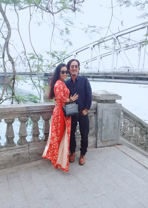 Sau hơn 30 năm bên nhau, vợ chồng Ngân Quỳnh vẫn tình tứ như ngày mới yêu.