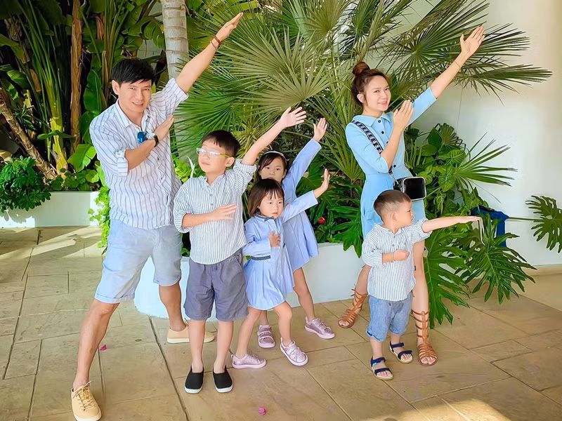 Minh Hà ưu tiên chọn màu sắc các con yêu thích khi mặc đồ gia đình.