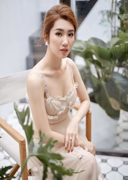 Lần thứ 4 bị đập vỡ điện thoại và chở tới nghĩa trang, Thúy Ngân xin bạn trai cũ chở mình về nhà. Khi đã về được đến nhà, nữ diễn viên lập tức chặn liên lạc, chuyển luôn chỗ ở để tránh xa người đàn ông đó. Ảnh: FB Thúy Ngân