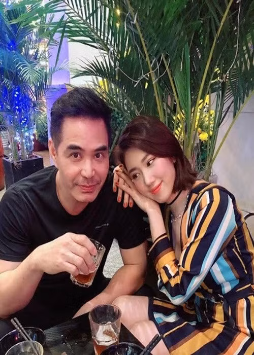 Khi đóng phim "Gạo nếp gạo tẻ", Thúy Ngân vướng tin đồn tình cảm với bạn diễn Trung Dũng. Trước nghi vấn hẹn hò, chia sẻ với Ngôi sao, Thúy Ngân cho hay cô và Trung Dũng chỉ làm việc chung chứ không có gì hết. Ảnh: VOV