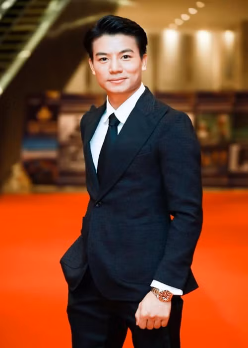 Nam diễn viên khoe phong độ ngời ngời khi dự sự kiện.