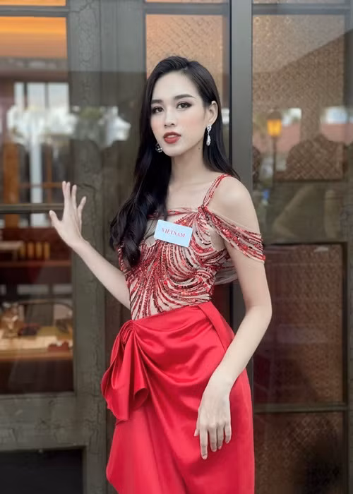 Đại diện Việt Nam gợi cảm trong chiếc váy đỏ xuyên thấu ở phần thân trên.