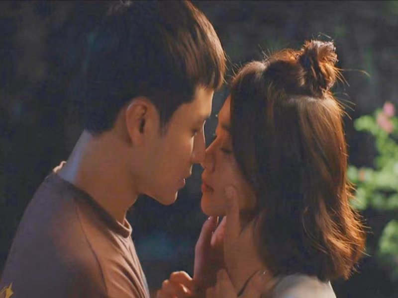 Tháng 7/2021, phim “11 tháng 5 ngày” bắt đầu lên sóng. Trong phim, Khả Ngân đóng vai cô tiểu thư Tuệ Nhi có tính cách nông nổi, bốc đồng, trẻ con. Còn Thanh Sơn vào vai Đăng - người khiến Nhi ngày càng trưởng thành hơn. Ảnh: VTV