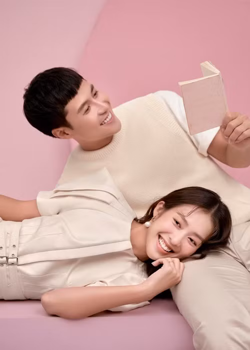 Thanh Sơn và Khả Ngân cũng tình tứ như đôi tình nhân trong các bộ ảnh chụp chung. Ảnh: FB Thanh Sơn