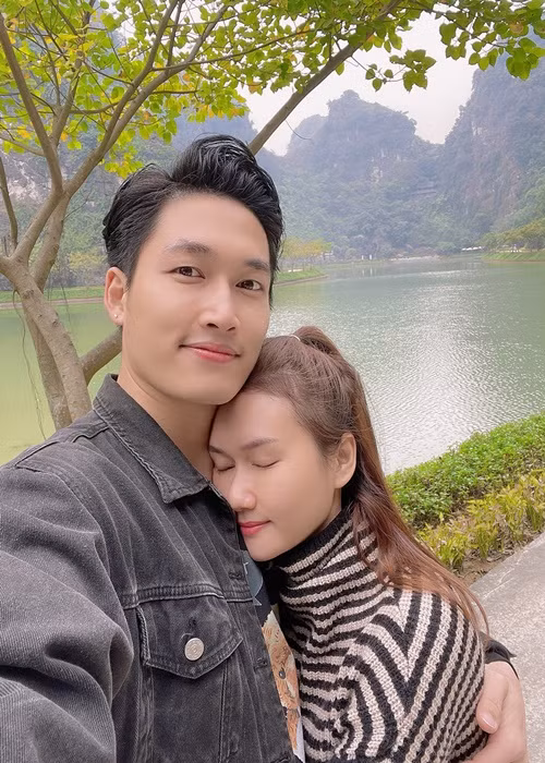 Khi mới quen Hương Giang, Đình Tú đã biết bạn gái từng qua một lần đò và có một cô con gái. Ảnh: FB Hương Giang