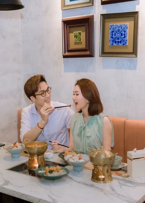Chia sẻ về 5 năm yêu Đình Tú, Hương Giang cho hay: “5 năm qua là cả một hành trình, tất nhiên không thể gói gọn nhận xét ở một thời điểm. Tôi chỉ biết rằng dù lúc buồn hay vui, ốm đau bệnh tật, hay từ lúc cả hai chưa có gì trong tay cho đến ngày hôm nay, thì bạn đồng hành của mình vẫn chưa từng thay đổi”. Ảnh: FB Hương Giang