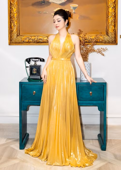 Các dự án phim trước đây của Jennifer Phạm có "Tiếng dương cầm trên biển", "Xin thề anh nói thật".