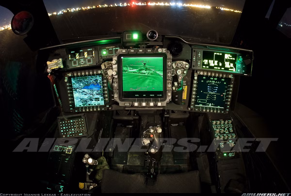 Buồng lái của AH-64 Apache được thiết kế với hai chỗ ngồi - phi công phụ kiêm xạ thủ sẽ ngồi ở buồng phía trước để có thể dễ dàng triển khai hệ thống vũ khí, phi công chính sẽ ngồi ở buồng phía sau và điều khiển chiếc trực thăng. Buồng phía sau được thiết kế cao hơn phía trước một chút để phi công có thể quan sát rõ đường bay. Mỗi buồng đều sở hữu hệ thống điều khiển máy bay và vũ khí, để một người có thể ngay lập tức trợ giúp người kia trong trường hợp có biến cố xảy ra. Trong ảnh, bảng điều khiển với màn hình kỹ thuật số tiên tiến của Apache. Nguồn ảnh: Airlines.net