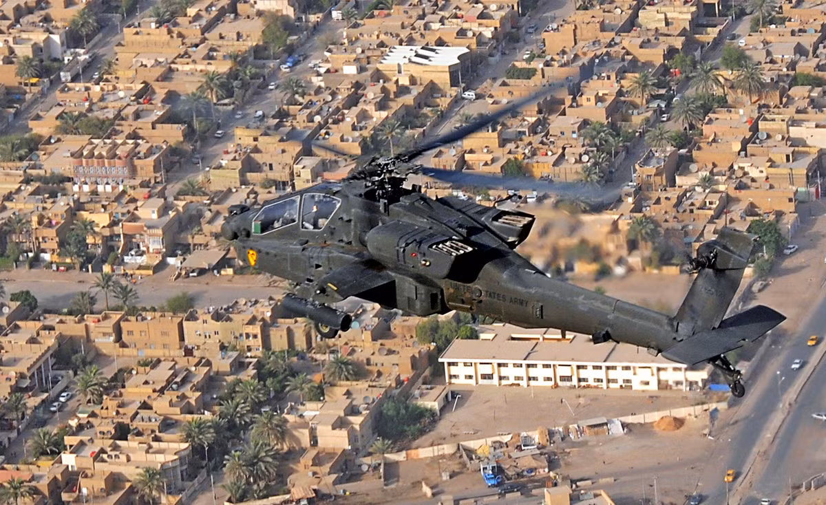 Trước đó, trực thăng Apache đã được Quân đội Mỹ triển khai yểm trợ Quân đội Iraq tiêu diệt phiến quân IS ở Mosul. Sự xuất hiện của trực thăng này hứa hẹn sẽ kéo dài “cơn ác mộng” với IS sau khi chúng phải nếm đủ đòn đau từ trực thăng tấn công Mi-24/35, Mi-28 của Nga. Nguồn ảnh: Wikipedia