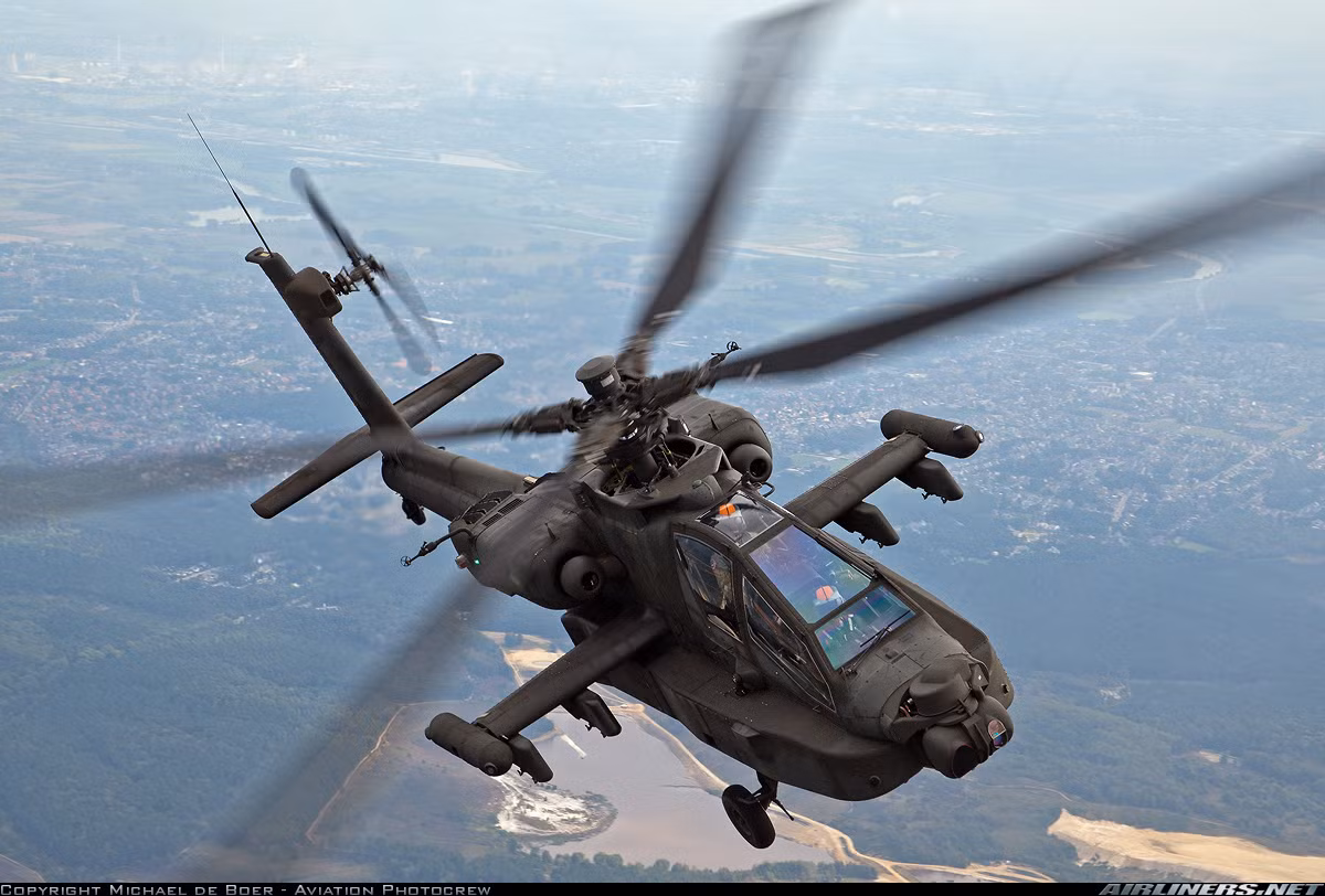 Trực thăng tấn công Apache có chiều dài 17,73m, cao 3,87m, trọng lượng rỗng 5,1 tấn, trọng lượng cất cánh tối đa 10,4 tấn. Nó được thiết kế cho nhiệm vụ chống tăng, tuy nhiên có thể đảm nhiệm vai trò chi viện hỏa lực, tiêu diệt bộ binh, công sự của đối phương. Nguồn ảnh: Airlines.net