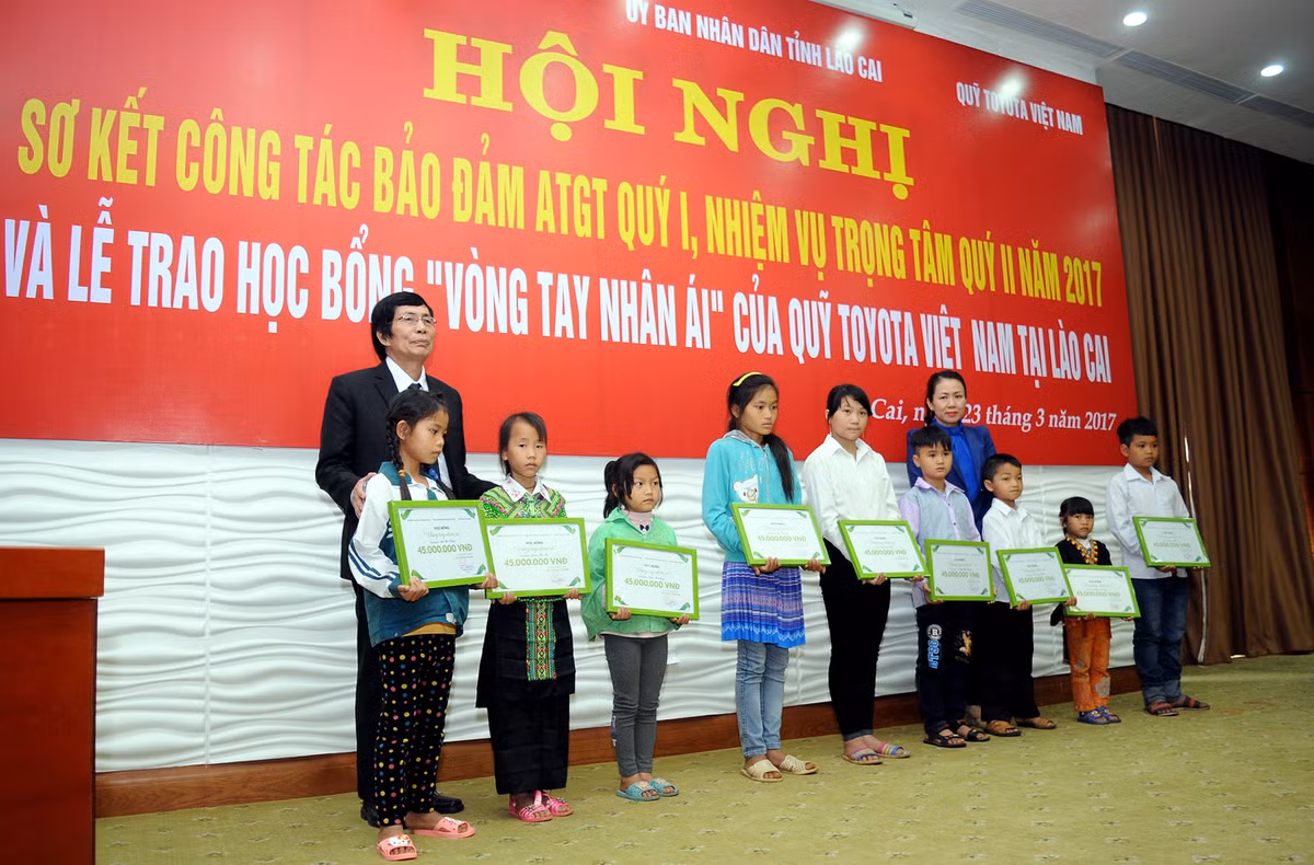 Quy Toyota trao tang Hoc bong “Vong tay Nhan ai”-Hinh-2