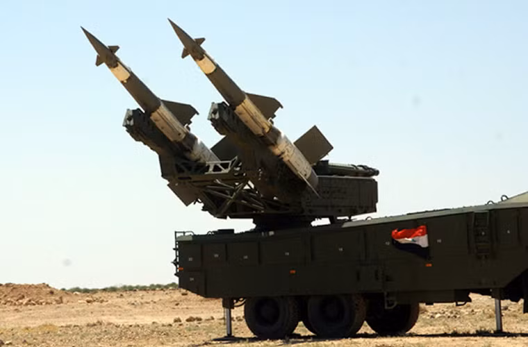 So với phiên bản Pechora cố định, Pechora-2M đã chuyển bệ phóng và các thành phần radar lên khung gầm xe vận tải đem lại khả năng cơ động cao, bắn nhanh rút gọn hơn so với trước. Nó được đánh giá là đem lại sự an toàn, sống sót cao cho tổ hợp tên lửa Pechora. Nguồn ảnh: Oryx