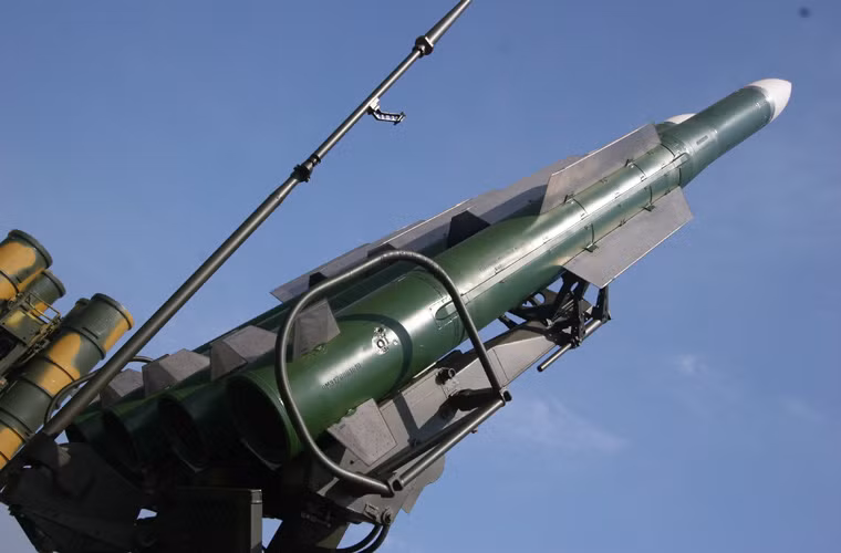 Buk-M2E được trang bị đạn tên lửa đất đối không 9M317 nặng 581kg, mang đầu đổ phá mảnh 62kg với ngòi nổ cận tiếp xúc. Tên lửa được trang bị đầu tự dẫn radar bán chủ động cho pha cuối tiếp cận mục tiêu và dẫn đường vô tuyến trong hành trình bay pha giữa. Nguồn ảnh: Oryx