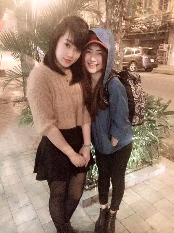 Mặc dù không có bức ảnh nào chụp Hòa Minzy và Công Phượng bên cạnh nhau, nhưng các fan vẫn tin chắc rằng đây là cuộc gặp gỡ chung của nhóm bạn và Hòa Minzy đã tới Hải Phòng để gặp Công Phượng.