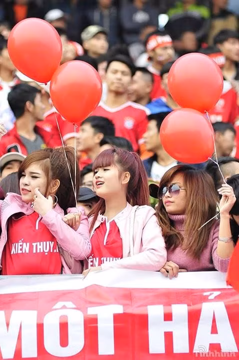 Cô gái trẻ xinh đẹp có mái tóc đỏ ấn tượng (giữa) được cư dân mạng lan truyền ảnh trên mạng. Các thành viên diễn đàn Beat còn cho rằng nữ cổ động viên này có nhiều nét giống ca sĩ Đông Nhi. Cô gái trẻ được nhiều người tìm kiếm thông và săn lùng những bức ảnh khoe nhan sắc.