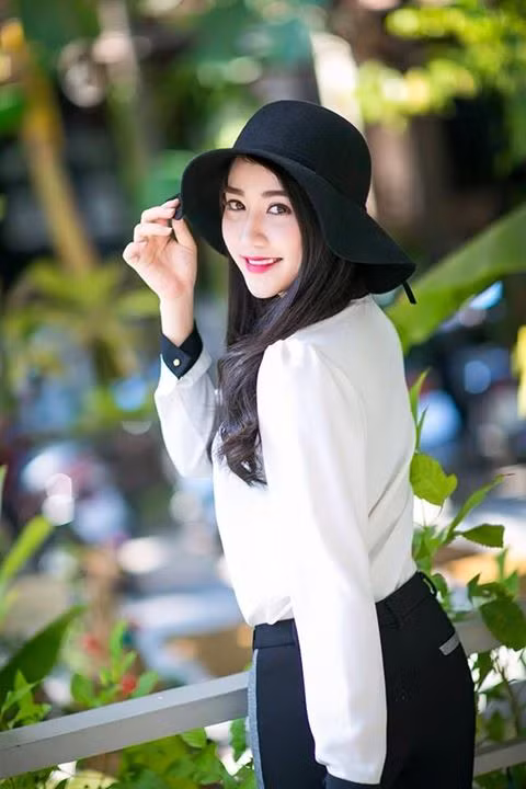 Cách đây chưa lâu, Huỳnh Hồng Loan - Lona Huỳnh gây sốt mạng Việt khi được so sánh, ví như bản sao của Hoa hậu Đặng Thu Thảo.