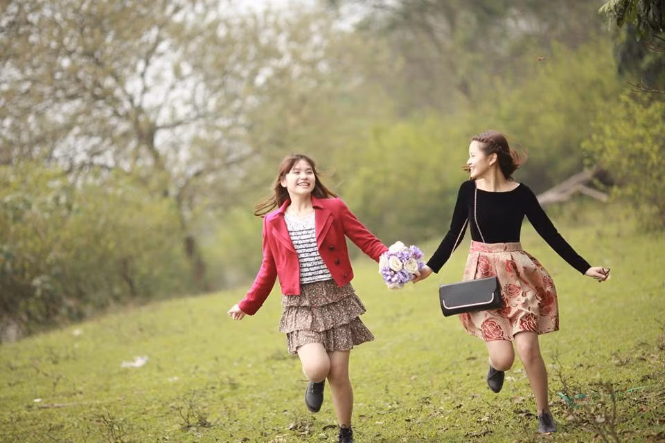 Hải Ngân và Thùy Linh luôn "dính" với nhau như hình với bóng. Hai chị em gần như lúc nào cũng có nhau, những hình ảnh thân thiết giữa họ khiến nhiều người liên tưởng đến một đôi bạn tri kỷ, thậm chí là còn lầm tưởng hai bạn là "người yêu" của nhau.