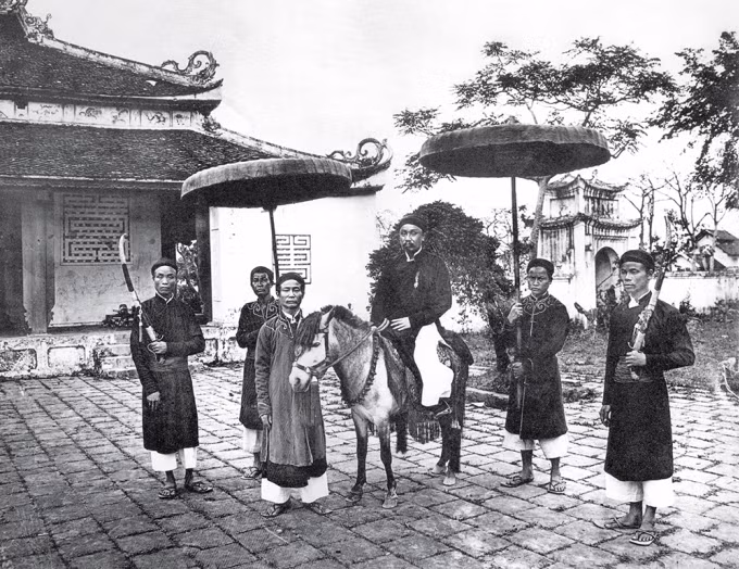 Quan chức ở miền Bắc Việt Nam sống cách đây hơn 100 năm thường di chuyển bằng ngựa, có lọng che hai bên và người tùy tùng đi theo hầu.