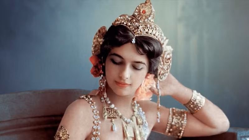 Sau khi Thế chiến 1 nổ ra, Mata Hari được Đức và Pháp tuyển dụng làm điệp viên. Đổi lại, bà sẽ được trả khoản tiền lương hàng tháng hậu hĩnh.