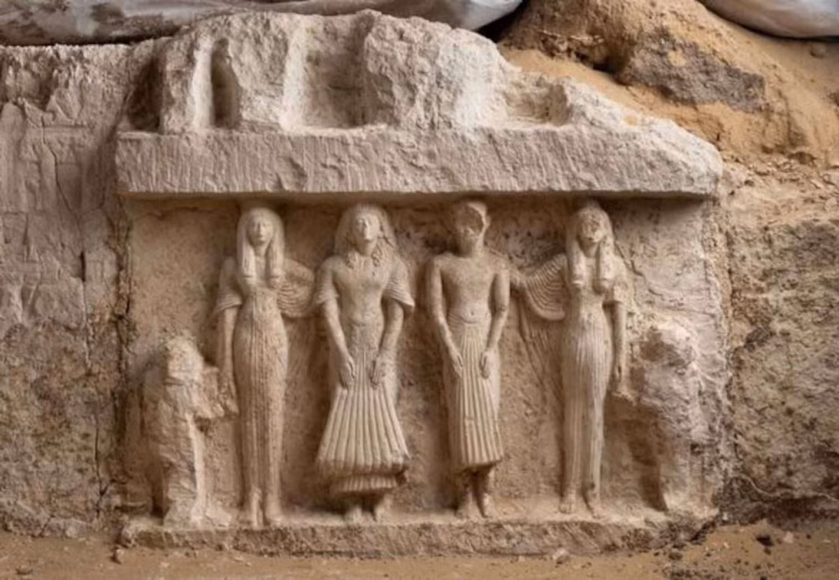Tiếp đến, ngôi mộ thứ ba được khai quật ở Saqqara có những bức tượng mô tả 4 người có thể thuộc một gia đình. Những bức tượng này được bảo tồn gần như hoàn hảo.