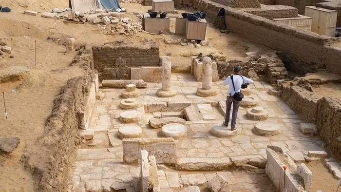 Một kho báu "vượt thời gian" mới lộ diện tại nghĩa địa cổ Saqqara thuộc Ai Cập sau khi các chuyên gia tiến hành cuộc khai quật ở địa điểm này. Họ đã phát hiện tàn tích một ngôi đền cổ với những bức phù điêu tuyệt đẹp. Không những vậy, họ còn phát hiện 3 ngôi mộ có niên đại khoảng 3.300 tuổi chôn cất những nhân vật thú vị.