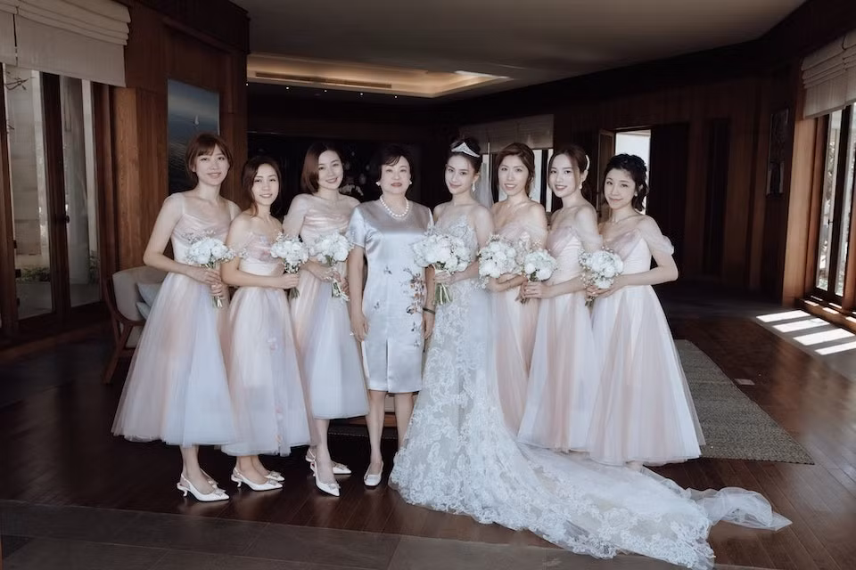 Hà Siêu Liên và mẹ bên dàn phù dâu. Đám cưới của ái nữ trùm sòng bạc Macau diễn ra trong 3 ngày (17-19/4). Tổng số tiền tổ chức hôn lễ là 6,3 triệu USD. Toàn bộ chi phí ăn ở, đi lại của khách mời đều do đôi uyên ương chi trả. Tối 17/4, cặp sao tổ chức tiệc để chào mừng 100 bạn bè, đồng nghiệp. Trước đám cưới, hai nghệ sĩ gửi tới khách mời, truyền thông Trung Quốc một hộp quà gồm nước hoa, mỹ phẩm và bánh kẹo cao cấp trị giá 730 USD.