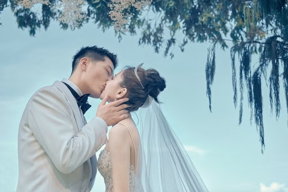 Cả hai trao nhau nụ hôn ngọt ngào trước sự chứng kiến của gia đình và bạn bè thân thiết. Trên HK01, người đại diện cho biết Đậu Kiêu đích thân lên ý tưởng, chọn địa điểm, giám sát công tác trang trí để tạo ra đám cưới "khó quên, như trong mơ" cho Hà Siêu Liên.