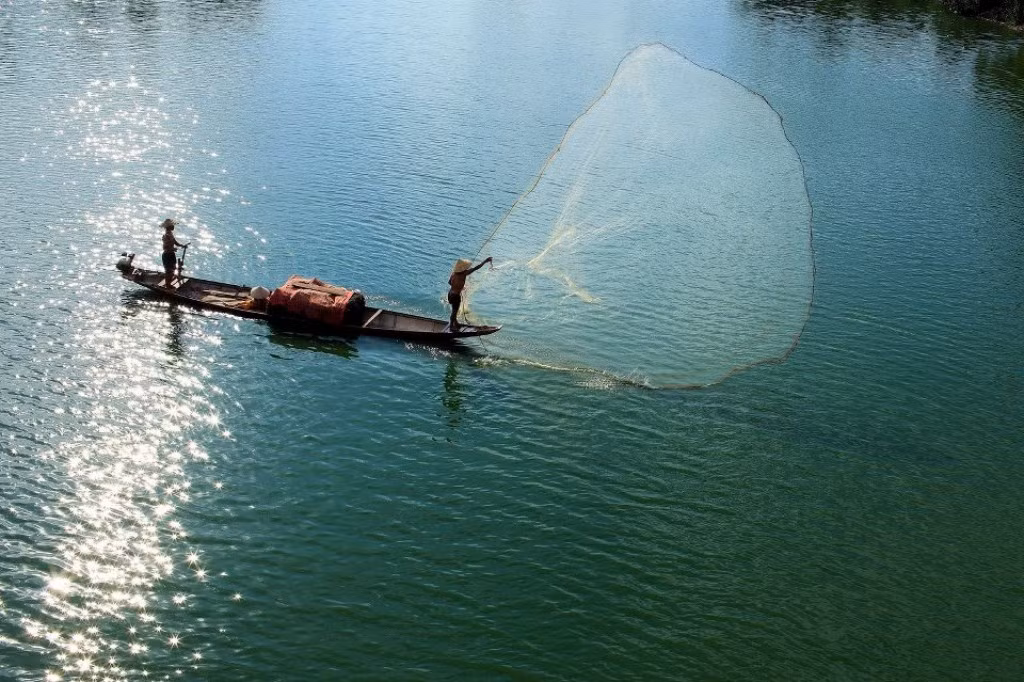 Lúc nhìn thấy cột sắt đó, tâm trạng của ông Trần đi xuống, không thể vui nổi vì không bắt được con cá nào. Theo ông, cột sắt đó bị rỉ sét, nặng khoảng 90 kg và cao khoảng 75 cm.