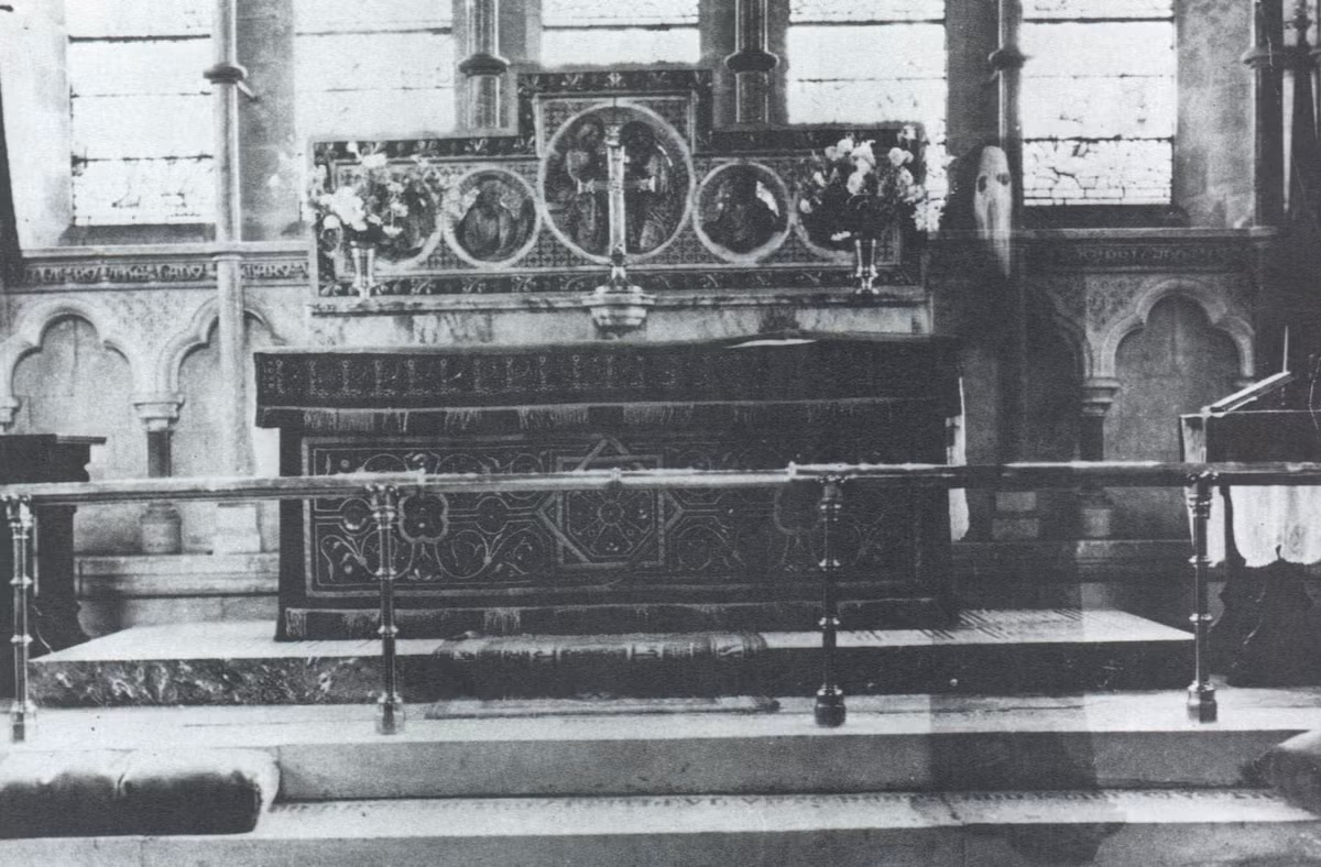 Bức ảnh chụp năm 1963 này có tên là "Specter of Newby Church” (Bóng ma Nhà thờ Newby). Trong bức ảnh, một bóng người mờ xuất hiện được cho là của hồn ma bí ẩn.