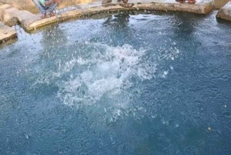 Trước những bí ẩn về hồ Dalahi Kund, các chuyên gia, nhà khoa học đã thực hiện các nghiên cứu nhằm tìm ra lời giải. Theo đó, họ phát hiện nước hồ có thành phần của lưu huỳnh và khí heli.