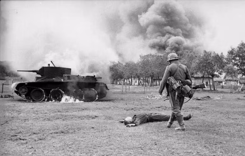 Trong chiến dịch Barbarossa, Đức và Liên Xô triển khai lực lượng lên đến 8,9 triệu người, hơn 18.000 xe tăng, 45.000 máy bay và khoảng 50.000 khấu pháo. Theo đó, đây là chiến dịch quân sự đẫm máu nhất lịch sử nhân loại.