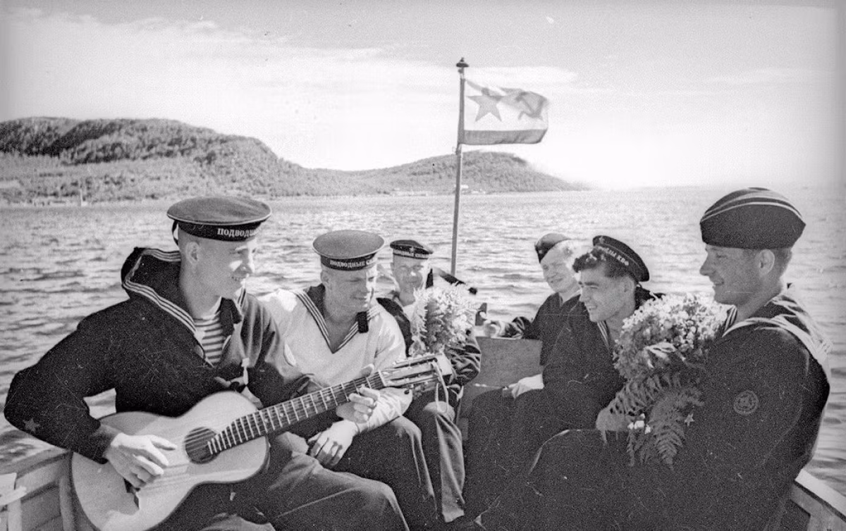 Trong giây phút nghỉ ngơi hiếm hoi, các chiến sĩ của Hạm đội Baltic, Liên Xô đàn hát vui vẻ.